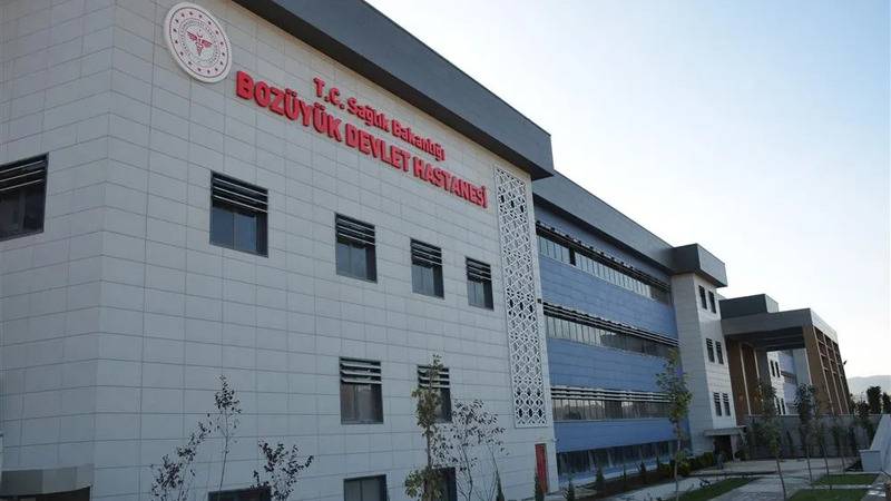 bozuyuk devlet hastanesinde hakkinda sorusturma yurutulen beyin cerrahinin 455 sayfalik rapora ragmen goreve devam ettigi ortaya cikti fQyCWJ3B