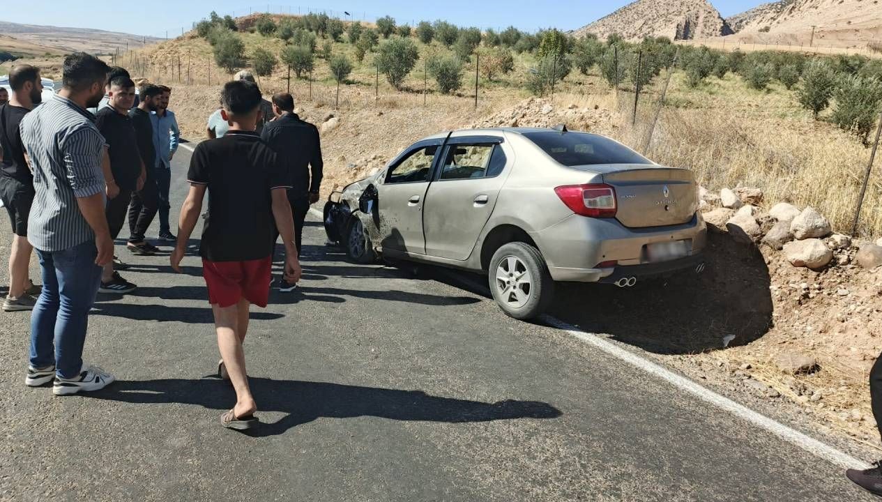 iki otomobilin carpistigi kazada suruculer yaralandi bxQ1CjRX