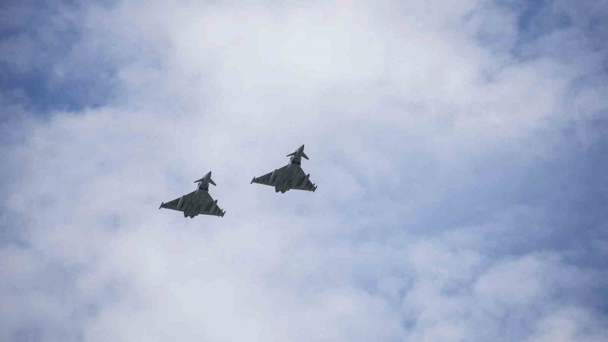 ingiliz savas ucaklarindan polonya uzerinde devriye ucusu qQDwySX7