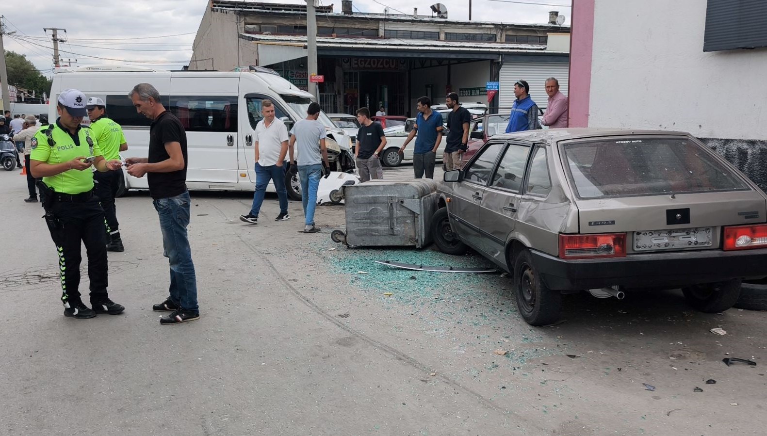 kutahyada servis minibusu ile ogrenci servisi carpisti yaralilar var Om7Cy9ts