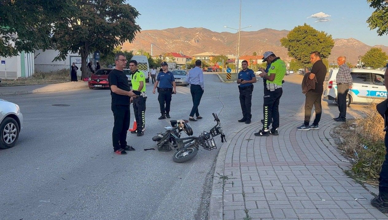 panelvan elektrikli bisiklete carpti bir kisi agir yaralandi hpAsXMRv