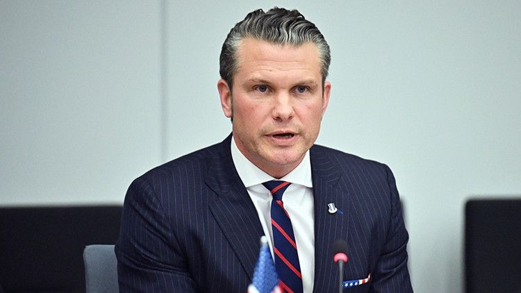 abd savunma bakaninin ucagi ingiltereye acil inis yapti mtS5QVPU.jpg