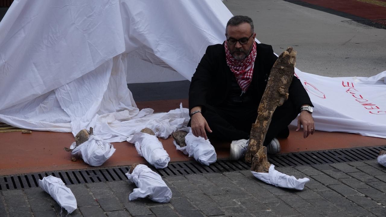 gazzede olen bebeklere dikkat cekmek icin kefenli eylem yapti 2vVCx6Tg