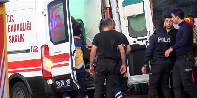 istanbulda ust gecide carpan cevik kuvvet aracinda sikisan polisi itfaiye kurtardi aHyV9gc1.jpg