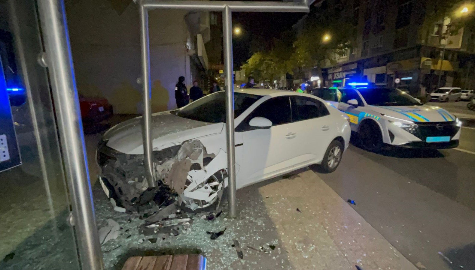 polisten kacan alkollu surucu duraga daldi Gbk8qkTx.jpg