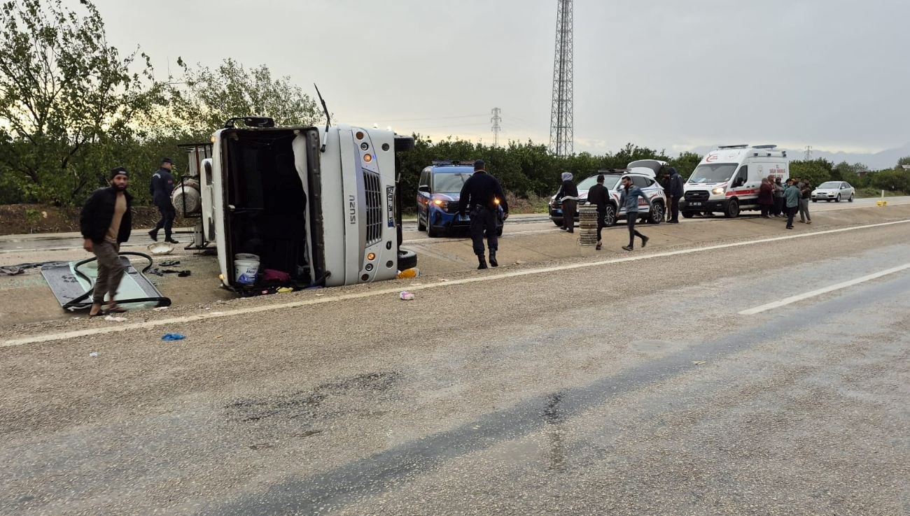 tarim iscilerini tasiyan midibus devrildi11 yarali QCspWpNm.jpg