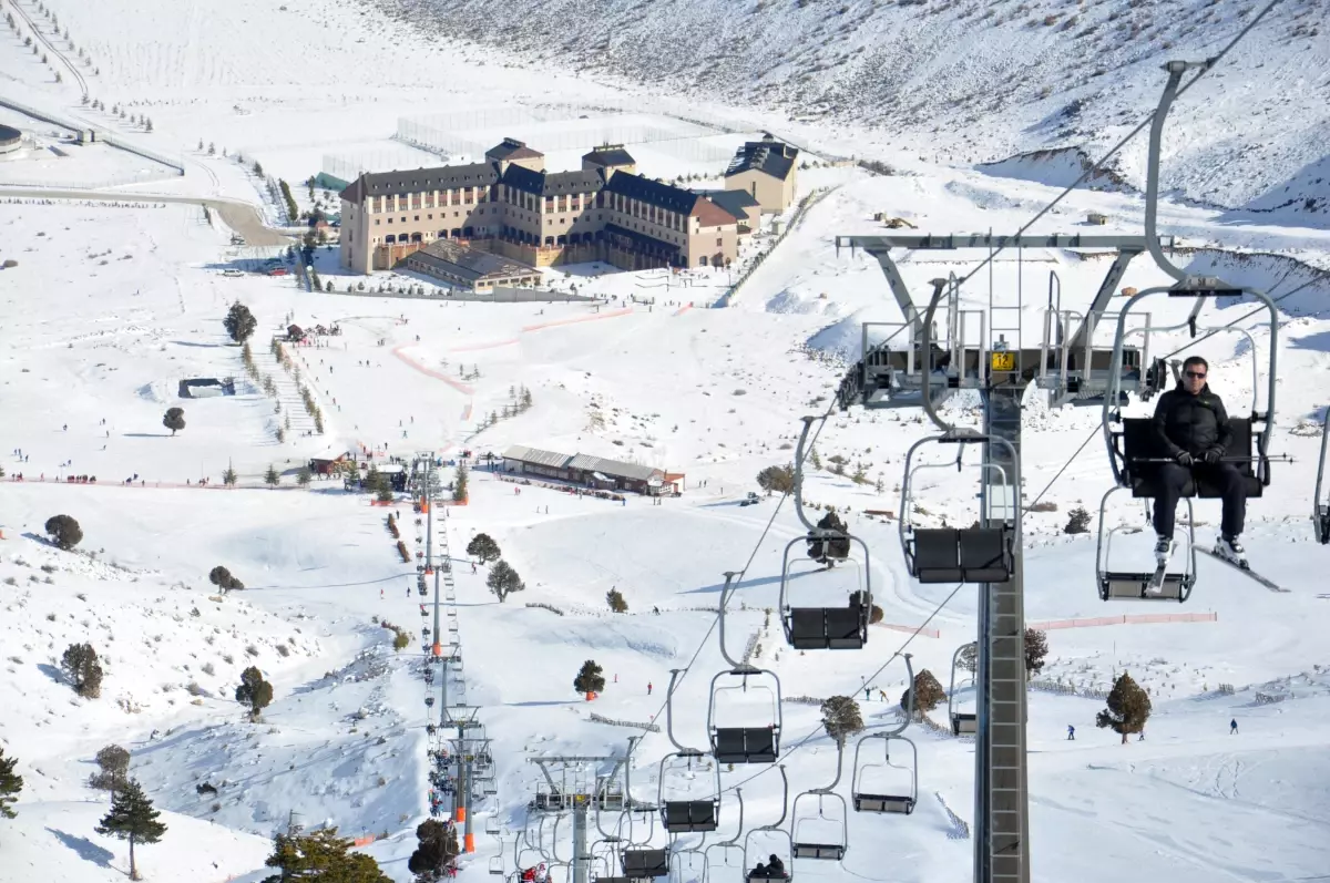 davraz kayak merkezinde kar makineleriyle sezon uzatilacak Ur6SDAqd.jpg