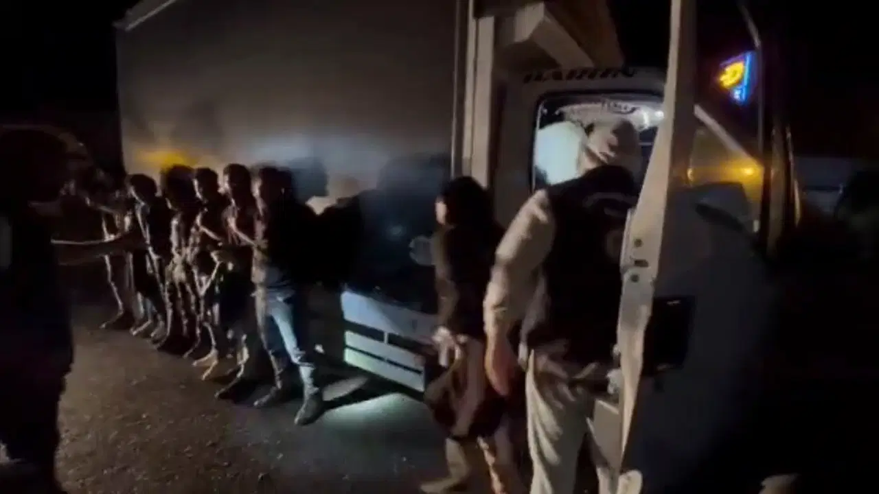 durdurulan 2 aractan 38 kacak gocmen cikti 2 tutuklama lOdmLvvA.jpg