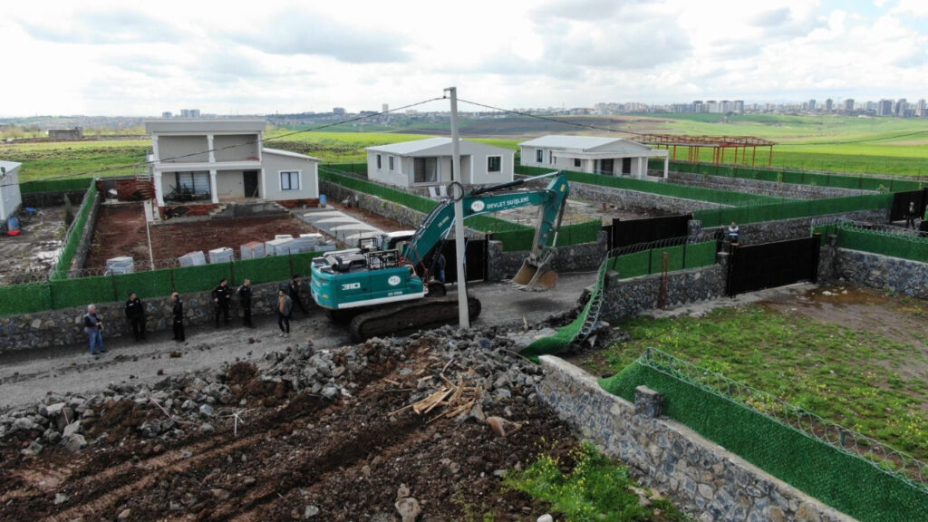 diyarbakirda-kaymakamlik-kacak-villalari-tek-tek-yikti-PRkq8JPw