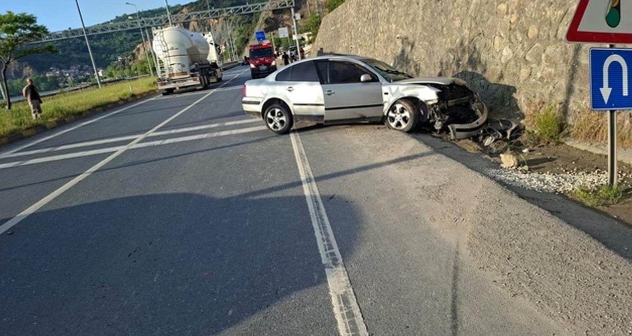 Alkolün Etkisiyle Duran Araca Çarpan Sürücü Yaralanmalara Neden Oldu