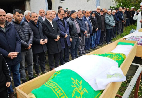 ayni-gun-hayatini-kaybeden-anne-ogul-topraga-verildi-EIan8SVC