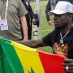 sahadaki-kriz-eve-tasindi-diagnenin-balkonundaki-senegal-bayragina-polis-baskini-Av2RlvnG